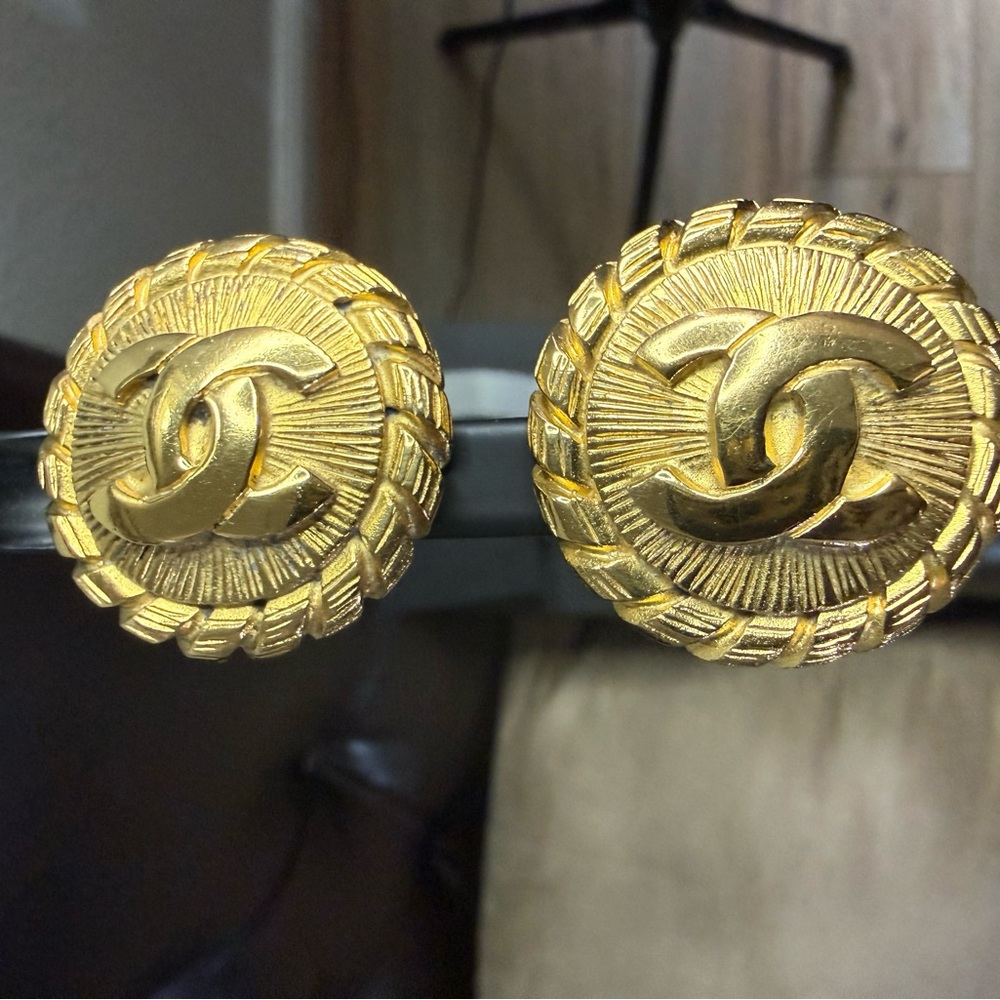 AUTHENTIC COCO CHANEL VINTAGE 24k GOLD PLATED STARBURST CLIP-ON EARRINGS